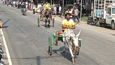 கரூரில் ஞாயிற்றுக்கிழமை நடைபெற்ற மாட்டுவண்டி எல்கைப் போட்டியில் எல்லையை நோக்கி விரைந்து ஓடிய ஒற்றை மாட்டு வண்டிகள்.

