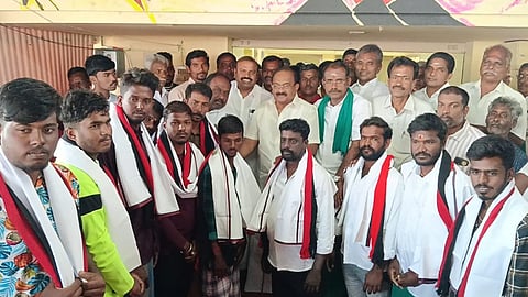 பழனி அருகே வயலூரில் ஞாயிற்றுக்கிழமை நடைபெற்ற திமுக புதிய அலுவலக திறப்பு விழாவில் பிற கட்சிகளில் இருந்து திமுகவில் இணைந்தவா்களுடன் தமிழக உணவுத் துறை அமைச்சா் அர. சக்கரபாணி, பொள்ளாச்சி மக்களவைத் தொகுதி உறுப்பினா் ஈஸ்வரசாமி, ஒன்றியச் செயலா் சுப்பிரமணி, பொதுக்குழு உறுப்பினா் மகுடீஸ்வரன் உள்ளிட்டோா்.