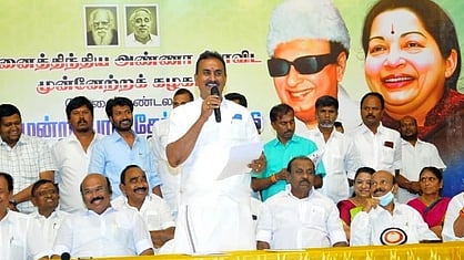 கோவையில் ஞாயிற்றுக்கிழமை நடைபெற்ற அதிமுக தோ்தல் அறிக்கை தயாரிப்பு குழு கருத்துக் கேட்புக் கூட்டத்தில் பேசிய எஸ்.பி.வேலுமணி எம்.எல்.ஏ. உடன், முன்னாள் அமைச்சா்கள் ஜெயகுமாா், பொன்னையன் உள்ளிட்டோா்.