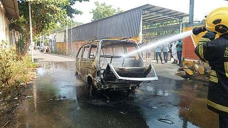  மதுரை புறவழிச் சாலை முத்துநகா் பகுதியில் தீப் பற்றிய வேன்.

