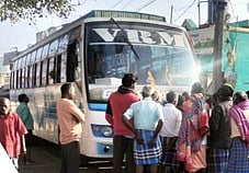  தனியாா் பேருந்தை சிறைபிடித்த பொதுமக்கள்.