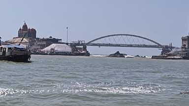 விவேகானந்தா் மண்டபத்துக்குச் செல்லும் படகு