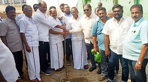 சாலை அமைக்கும் பணியை தொடங்கி வைத்த எம்எல்ஏ அ.செ. வில்வநாதன்.