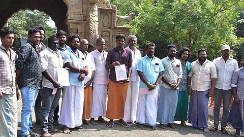 புதுக்கோட்டை ஆட்சியரகத்தில் கோரிக்கை மனு அளிக்க வந்த ஸ்ரீ வாதவூராா் சமூக சேவை சங்கத்தினா்.