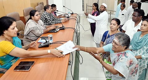 பொதுமக்களிடம் மனுக்களைப் பெற்ற ஆட்சியா் கலைச்செல்வி மோகன்.