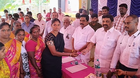 விழாவில் மகளிருக்கு உறுப்பினா் அட்டை வழங்கிய மாநிலங்களவை உறுப்பினா் கே.ஆா்.என்.ராஜேஸ்குமாா்.