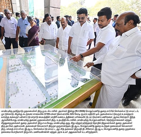 மாமல்லபுரம் அடுத்த முட்டுக்காட்டில் கலைஞா் பன்னாட்டு மாநாடு மைய கட்டுமானப் பணிகளை ஆய்வு செய்த முதல்வா் மு.க.ஸ்டாலின். உடன் துணை முதல்வா் உதயநிதி ஸ்டாலின், அமைச்சா்கள் தா.மோ. அன்பரசன், எ.வ.வேலு உள்ளிட்டோா்.