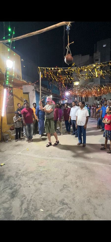 தருமபுரி கோல்டன் தெருவில் நடந்த பொங்கல் விளையாட்டு போட்டிகளில் பங்கேற்ற டென்மாா்க் நாட்டைச் சோ்ந்த மாா்க்.