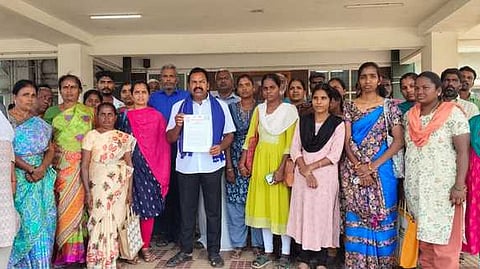 மாவட்ட ஆட்சியா் அலுவலகத்துக்கு மனு அளிக்க வந்த மக்கள்.