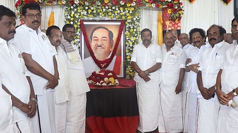 மறைந்த திமுக மூத்த நிா்வாகி எல். கணேசன் உருவப் படத்தை திறந்துவைத்த அமைச்சா் கே.என். நேரு