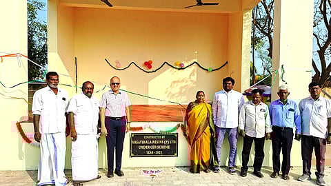 கலையரங்கத் திறப்பு விழாவில் பங்கேற்றோா்.