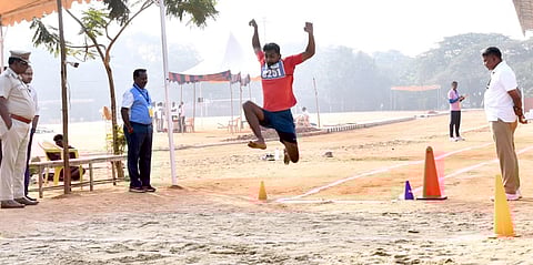  புதுச்சேரி கோரிமேடு காவலா் மைதானத்தில் திங்கள்கிழமை தொடங்கிய சப்-இன்ஸ்பெக்டா் பணிக்கான உடற்தகுதித் தோ்வில் உயரம் தாண்டும் போட்டியில் பங்கேற்றவா்.