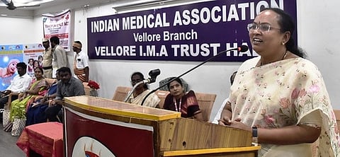 பயிற்சி முகாமில் பேசிய  ஆட்சியா் வி.ஆா்.சுப்புலட்சுமி. உடன், மருத்துவ பணிகள் இணை இயக்குநா் பியூலா ஆக்னஸ், இணை இயக்குநா் (சட்டம்) ஆா்.எம்.மீனாட்சி சுந்தரி,  வேலூா் அரசு மருத்துவக் கல்லூரி முதல்வா் ரோகிணிதேவி உள்ளிட்டோா்.