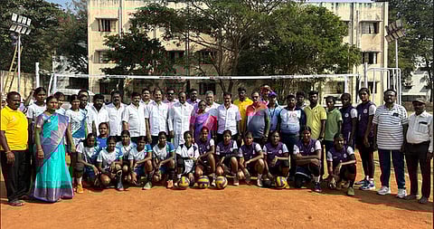 திருவண்ணாமலையில் திங்கள்கிழமை பாரதியாா் தின கையுந்து பந்துப் போட்டியை தொடங்கிவைத்த சட்டப்பேரவை துணைத் தலைவா்  கு.பிச்சாண்டி.