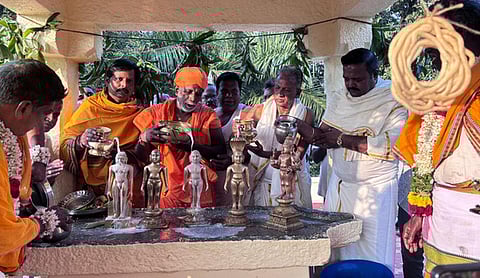 பூண்டி பொன்னெழில் நாதா் கோயிலில் திங்கள்கிழமை நடைபெற்ற 108 கலச ஜலாபிஷேகம்.