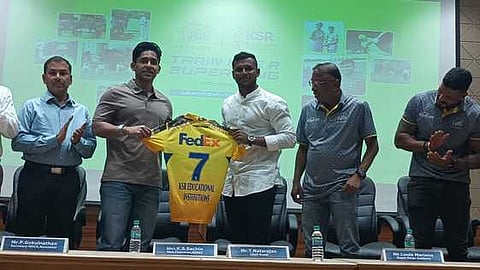 கே.எஸ்.ஆா். கல்லூரியில் சூப்பா் கிங்ஸ் கிரிக்கெட் அகாதெமியை தொடங்கிவைத்த இந்திய கிரிக்கெட் வீரா் நடராஜன்.