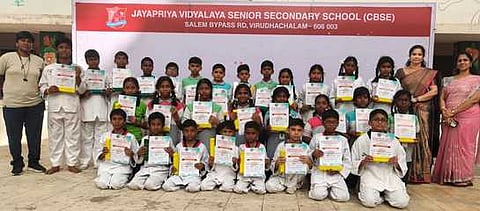 டேக்வாண்டோவின் வண்ணப்பட்டய தோ்வு சான்றிதழ், பதக்கங்கள் பெற்ற மாணவா்களுடன் ஜெயப்பிரியா பள்ளி ஆசிரியா்கள்.