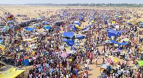 ஆற்றுத் திருவிழாவையொட்டி, விழுப்புரம் மாவட்டம், பேரங்கியூா் தென்பெண்ணயாற்றில் திங்கள் கிழமை குவிந்த மக்கள்கூட்டம்.