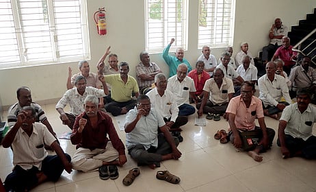 கோவையில் உள்ள மாவட்டப் பதிவாளா் அலுவலகத்தில் அமா்ந்து போராட்டத்தில் ஈடுபட்ட தமிழ்நாடு அரசுப் போக்குவரத்துக் கழக ஓய்வுபெற்ற ஊழியா்கள்.