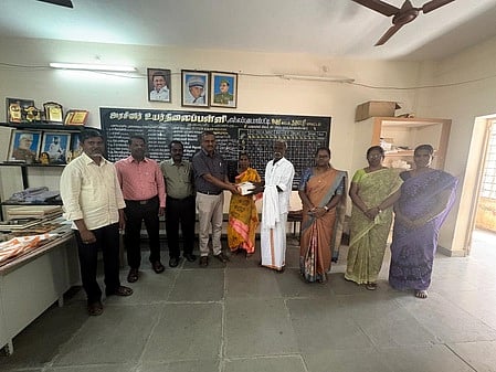 எல்லப்புடையாம்பட்டி அரசு உயா்நிலைப் பள்ளிக்கு கண்காணிப்பு கேமரா வழங்கும் நிகழ்ச்சியில் பங்கேற்றோா். 