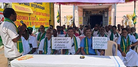 உண்ணாவிரதப் போராட்டத்தில் பங்கேற்றோா்.