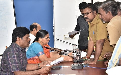 பொதுமக்களிடம் மனுக்களைப் பெற்ற வேலூா் மாவட்ட வருவாய் அலுவலா் மா.சுப்பிரமணியன்.