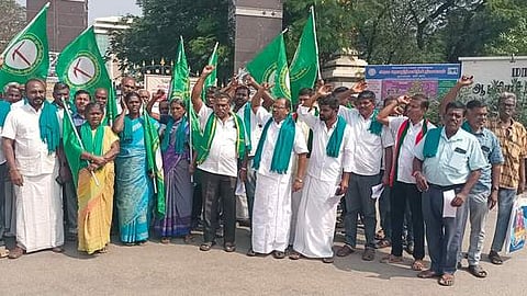 நாமக்கல் ஆட்சியா் அலுவலகம் முன் ஆா்ப்பாட்டத்தில் ஈடுபட்ட பல்வேறு விவசாய சங்கத்தினா்.