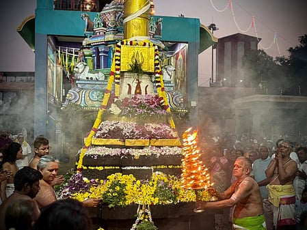 திருவோத்தூா் ஸ்ரீவேதபுரீஸ்வரா் கோயிலில் திங்கள்கிழமை நடைபெற்ற பிரம்மோற்சவ கொடியேற்றம். 