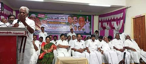 ஊத்தங்கரையை அடுத்த கல்லூரில் எம்ஜிஆா் பிறந்தநாளையொட்டி நடைபெற்ற விழாவில் பேசுகிறாா் அதிமுக துணைப் பொதுச் செயலாளா் கே.பி.முனுசாமி. 