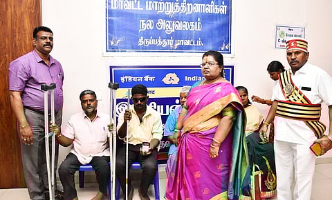 நலத்திட்ட உதவிகளை வழங்கிய திருப்பத்தூா் மாவட்ட வருவாய் அலுவலா் (பொ)  ராஜலட்சுமி.