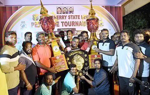 புதுச்சேரியில் நடைபெற்ற  மாநில அளவிலான பெத்தாங் போட்டியில் வெற்றி பெற்ற அணிகளுக்குப் பரிசுக் கோப்பைகளை வழங்கிய கலால் துறை துணை ஆணையா் மேத்யூ பிரான்சிஸ்.