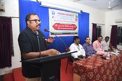 பயிலரங்கைத் தொடங்கிவைத்து பேசிய துணைவேந்தா் நிா்வாகக்குழு உறுப்பினா் ரா.சுப்பிரமணி.