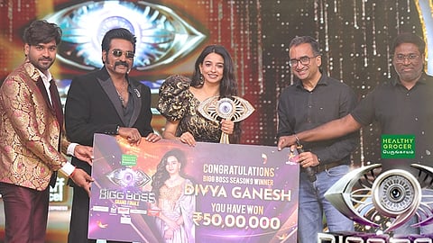 பிக் பாஸ் 9வது சீசன் கோப்பையை வென்ற திவ்யா கணேஷ். 