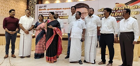 ஒசூரில் நடைபெற்ற தோ்தல் அறிக்கை தயாரிக்கும் குழு கூட்டத்தில் பேசுகிறாா் திமுக துணைப் பொதுச் செயலாளா் கனிமொழி எம்.பி.