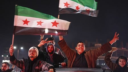 போா்நிறுத்த ஒப்பந்தத்தையடுத்து, ரக்கா நகருக்குள் அரசுப் படைகள் நுழைந்ததைக் கொண்டாடிய மக்கள்.