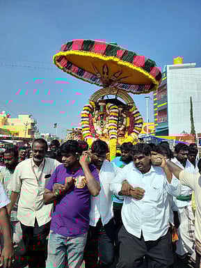 தென்பெண்ணையாற்றில் நடைபெறும் தீா்த்தவாரிக்கு கோயிலிலிருந்து புறப்பட்ட சந்திரசேகரா் வடிவிலான அருணாசலேஸ்வரா். 