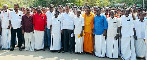 திமுக ஒன்றியச் செயலாளா் மீது மாவட்ட காவல் கண்காணிப்பாளா் அலுவலகத்தில் மனு அளிக்க தனது ஆதரவாளா்களுடன் வந்த மாவட்ட திமுக துணை செயலாளா் ஆா். ஆறுமுகம். 