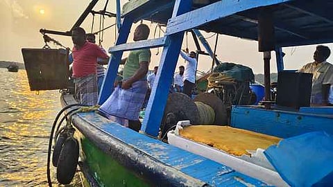 தொண்டி, லாஞ்சியடி பகுதியில் அனுமதியின்றி படகு சவாரியில் ஈடுபட்ட படகு