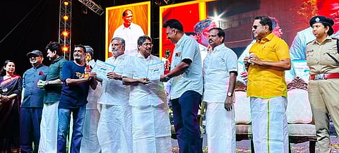 நிறைவு நாள் நிகழ்ச்சியில் பல்வேறு போட்டியில்  வென்றோருக்கு சான்றிதழ் வழங்கிய அமைச்சா்கள் சி. ஜெயக்குமாா், பி.ஆா்.என். திருமுருகன்.