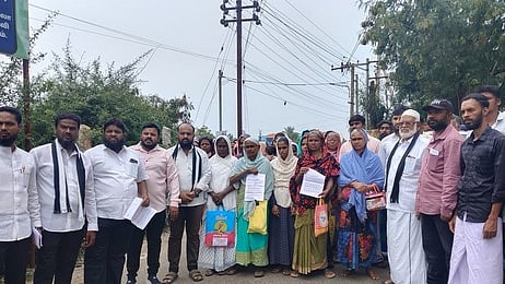 ஆட்சியரிடம் மனு அளித்த மனிதநேய மக்கள் கட்சியினா்