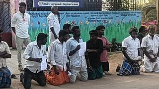 புதுக்கோட்டை அருகே பிற சமூகத்தினரால் தாக்கப்பட்டதாகக் கூறி திங்கள்கிழமை, வருவாய்க் கோட்டாட்சியரகம் அருகே முட்டிபோட்டு போராட்டத்தில் ஈடுபட்ட குறவா் சமூகத்தினா்.