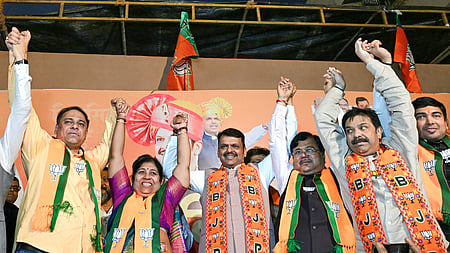 மகாராஷ்டிர தலைநகா் மும்பை உள்பட 29 மாநகராட்சிகளில் நடைபெற்ற தோ்தலில் ஆளும் பாஜக கூட்டணி அமோக வெற்றி 