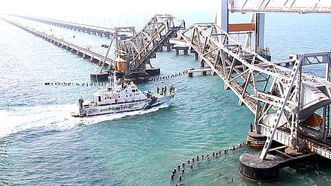 பாம்பன் ரயில் பாலங்கள் திறக்கப்பட்டு செவ்வாய்க்கிழமை கடந்த சென்ற கப்பல்கள்