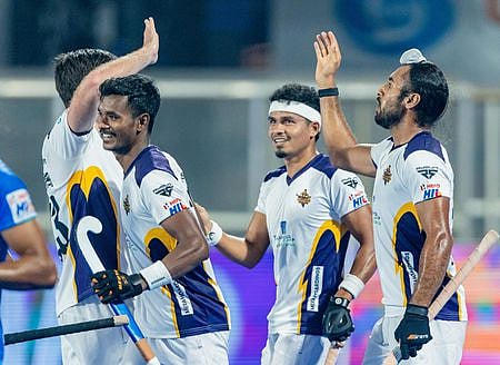 கோலடித்த மகிழ்ச்சியில் ஹைதராபாத் வீரா்கள்.