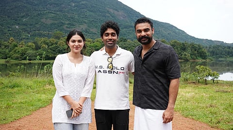 இயக்குநர் டிஜோ ஜோஸ் ஆண்டனியுடன் நடிகர்கள் டொவினோ தாமஸ், கயாடு லோஹர்