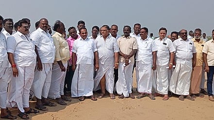 வீரபாண்டியன்பட்டினத்தில் நீடிக்கும் மீனவா்கள் போராட்டம்!