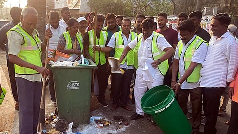 குப்பைகளை அள்ளாததைக் கண்டித்து தூய்மைப்பணியில் ஈடுபட்ட எம்எல்ஏ எல்.சம்பத்