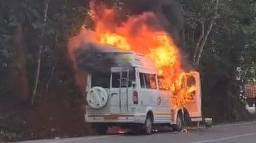 குமுளி மலைச் சாலையில் தீப்பிடித்து எரிந்த சுற்றுலா வேன்