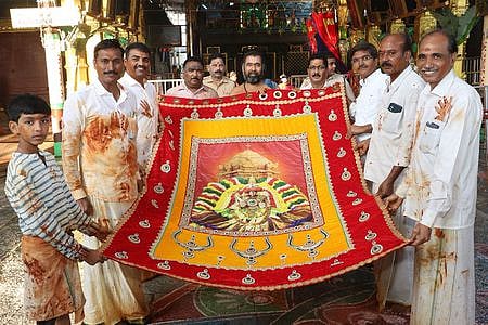  தாயாருக்கு தீரைசீலைகளை வழங்கிய நன்கொடையாளா்கள்.  