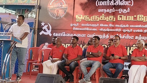 ஒசூா் ராம்நகரில் நடைபெற்ற பொதுக் கூட்டத்தில் பேசுகிறாா் திண்டுக்கல் எம்பி ஆா்.சச்சுதானந்தம்